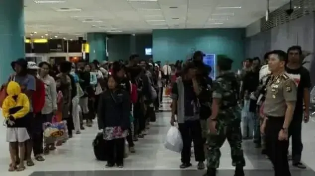 Ratusan Pengungsi Mantan Gafatar Mendarat di Bandara Soekarno-Hatta Ratusan Pengungsi Mantan Gafatar Mendarat di Bandara Soekarno-Hatta