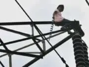 Gara-gara Tidak Dibelikan Kipas Angin, Pipit Panjat Tower SUTET Gara-gara Tidak Dibelikan Kipas Angin, Pipit Panjat Tower SUTET