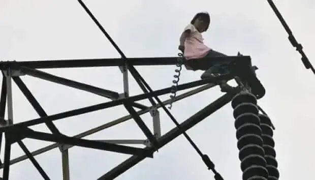 Gara-gara Tidak Dibelikan Kipas Angin, Pipit Panjat Tower SUTET Gara-gara Tidak Dibelikan Kipas Angin, Pipit Panjat Tower SUTET