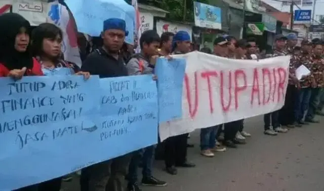 Akibat Rampas Motor Oleh Debt Collector, Puluhan Massa Geruduk Kantor Adira di Rangkasbitung Akibat Rampas Motor Oleh Debt Collector, Puluhan Massa Geruduk Kantor Adira di Rangkasbitung