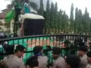 Akibat PHK Secara Sepihak, Para Buruh Dari PT AWN Cilegon Lakukan Aksi Unjuk Rasa Akibat PHK Secara Sepihak, Para Buruh Dari PT AWN Cilegon Lakukan Aksi Unjuk Rasa