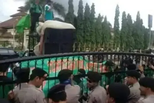 Akibat PHK Secara Sepihak, Para Buruh Dari PT AWN Cilegon Lakukan Aksi Unjuk Rasa Akibat PHK Secara Sepihak, Para Buruh Dari PT AWN Cilegon Lakukan Aksi Unjuk Rasa