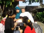 Ada Gerhana Matahari di Dalam Kardus Bekas Coklat Ada Gerhana Matahari di Dalam Kardus Bekas Coklat