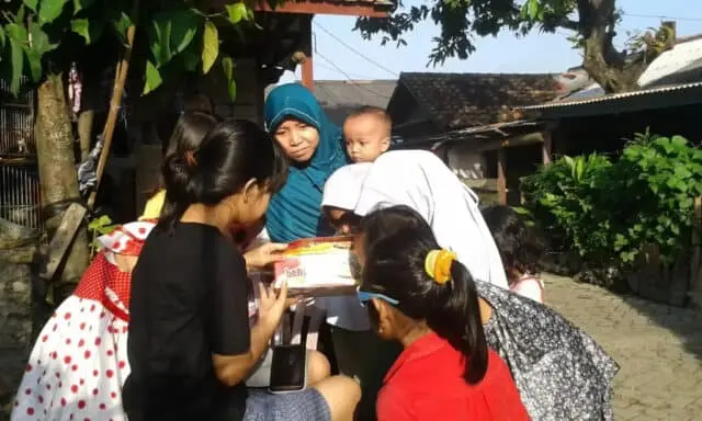 Ada Gerhana Matahari di Dalam Kardus Bekas Coklat Ada Gerhana Matahari di Dalam Kardus Bekas Coklat