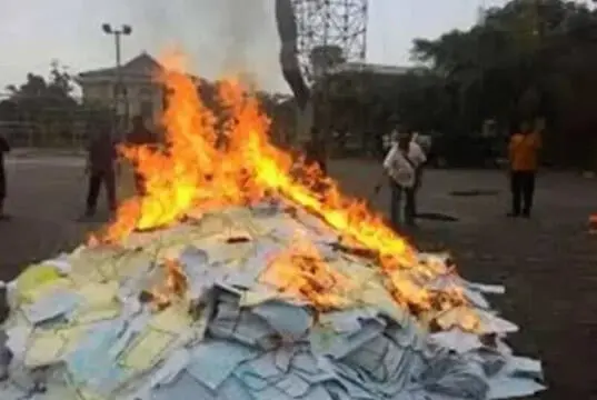Ribuan Berkas Lembar Jawaban UN Tahun 2015 Dibakar Ribuan Berkas Lembar Jawaban UN Tahun 2015 Dibakar
