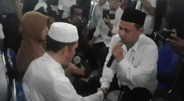 Satu Keluarga Eks Gafatar Ucapkan Dua Kalimat Syahadat dan Dinikahkan Kembali Satu Keluarga Eks Gafatar Ucapkan Dua Kalimat Syahadat dan Dinikahkan Kembali