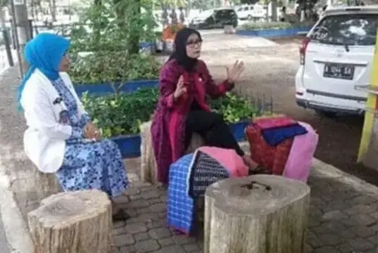 Iti Octavia Cetuskan Kampung Batik Khas Warga Lebak Iti Octavia Cetuskan Kampung Batik Khas Warga Lebak