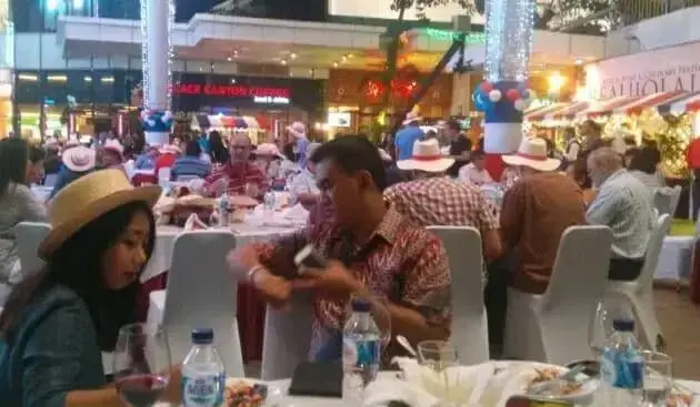 Pesta Wine Warnai Pengunjung di Summarecon Mall Serpong Pesta Wine Warnai Pengunjung di Summarecon Mall Serpong