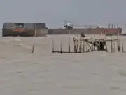 Akibat Cuaca Ekstrim Dua Tug Boat Terdampar di Merak Akibat Cuaca Ekstrim Dua Tug Boat Terdampar di Merak