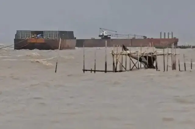 Akibat Cuaca Ekstrim Dua Tug Boat Terdampar di Merak Akibat Cuaca Ekstrim Dua Tug Boat Terdampar di Merak