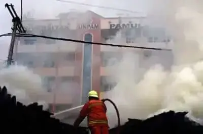 Kantin Universitas Pamulang Terbakar Kantin Universitas Pamulang Terbakar