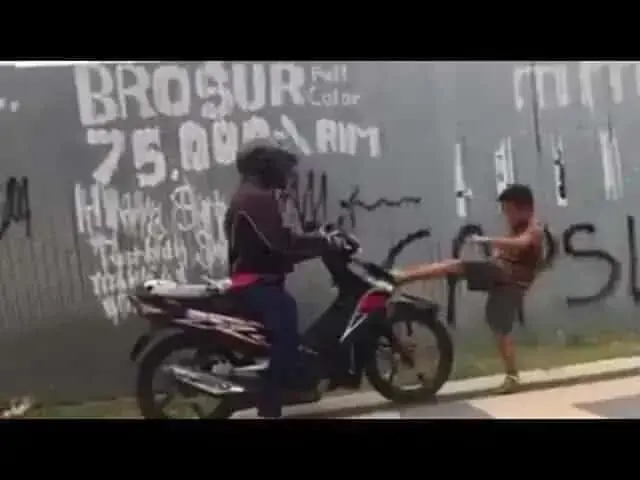 Bocah Pemberani Hadang Pengendara Motor di Trotoar Bocah Pemberani Hadang Pengendara Motor di Trotoar