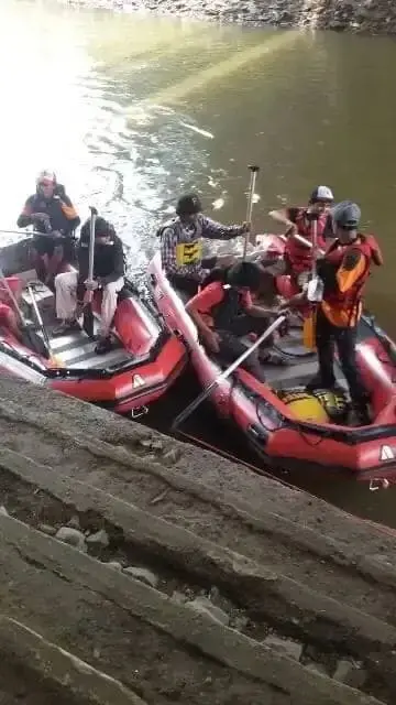 Dua Regu Dari FRPBA Menyusuri Ciliwung Untuk Memetakan Titik Sampah Dua Regu Dari FRPBA Menyusuri Ciliwung Untuk Memetakan Titik Sampah