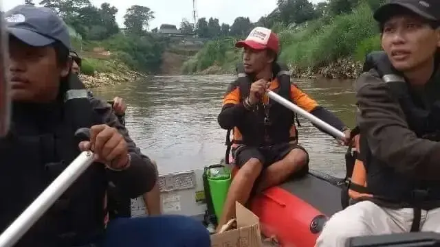 Dua Regu Dari FRPBA Menyusuri Ciliwung Untuk Memetakan Titik Sampah Dua Regu Dari FRPBA Menyusuri Ciliwung Untuk Memetakan Titik Sampah
