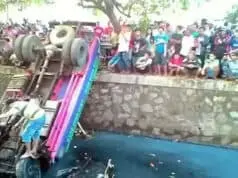 Truk Tangki Air Isi ulang Tercebur ke Kali Jalan Benteng Betawi Truk Tangki Air Isi ulang Tercebur ke Kali Jalan Benteng Betawi