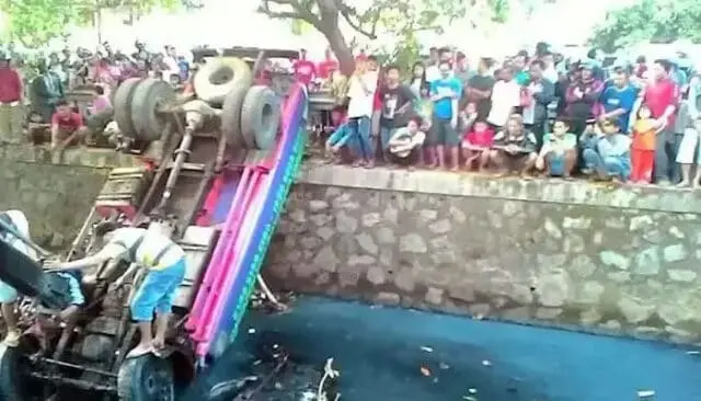 Truk Tangki Air Isi ulang Tercebur ke Kali Jalan Benteng Betawi Truk Tangki Air Isi ulang Tercebur ke Kali Jalan Benteng Betawi