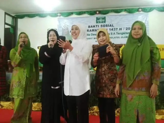 Khofifah dan Ratu Atut Duet Nyanyi Lagu Dangdut ‘Terajana’ di lapas Wanita Khofifah dan Ratu Atut Duet Nyanyi Lagu Dangdut ‘Terajana’ di lapas Wanita