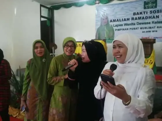 Khofifah dan Ratu Atut Duet Nyanyi Lagu Dangdut &lsquo;Terajana&rsquo; di lapas Wanita