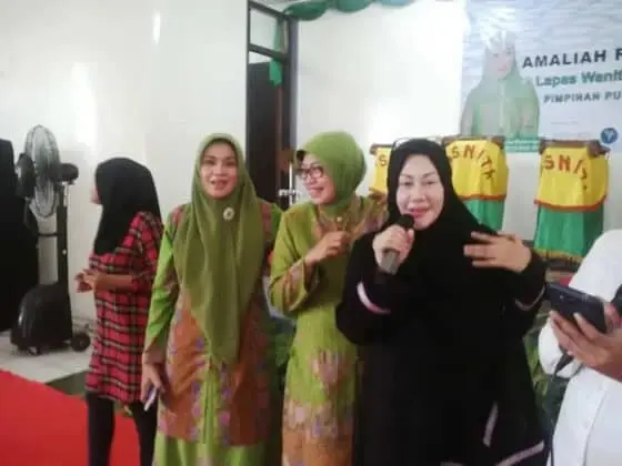 Khofifah dan Ratu Atut Duet Nyanyi Lagu Dangdut &lsquo;Terajana&rsquo; di lapas Wanita