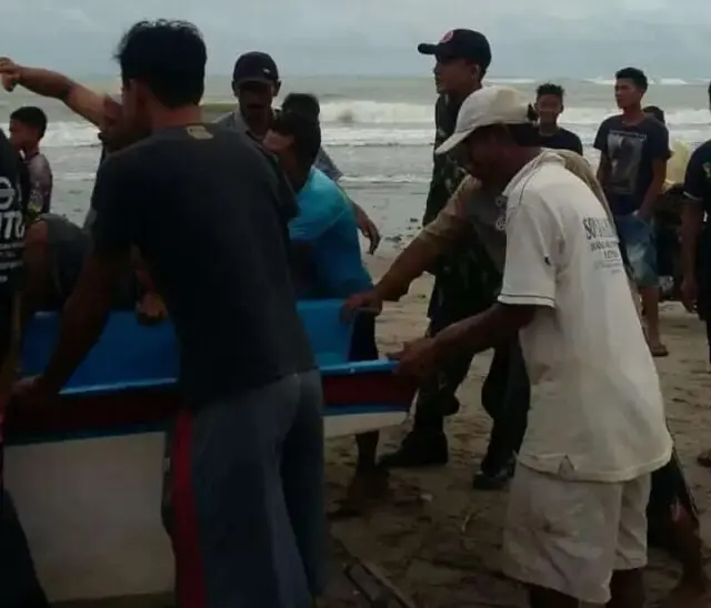 Gelombang Tinggi Hantam Rumah Nelayan di Pantai Cikeusik Pandeglang Gelombang Tinggi Hantam Rumah Nelayan di Pantai Cikeusik Pandeglang