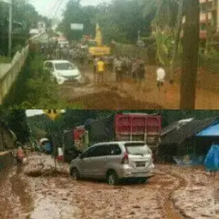 Satu Keluarga Meninggal Dunia Terjebak Banjir Bandang di Dalam Mobil Satu Keluarga Meninggal Dunia Terjebak Banjir Bandang di Dalam Mobil