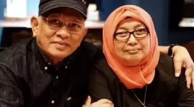 AKU MELIHATMU: Puisi KH Mustofa Bisri Sebelum Sang Istri Wafat AKU MELIHATMU: Puisi KH Mustofa Bisri Sebelum Sang Istri Wafat