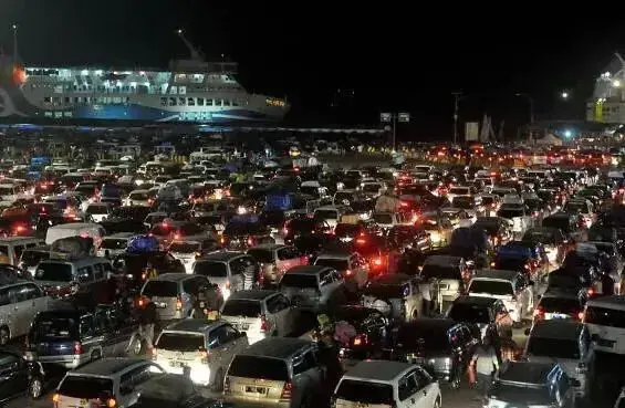 Ribuan Kendaraan Antri Menyeberang Merak-Bakauheni Ribuan Kendaraan Antri Menyeberang Merak-Bakauheni