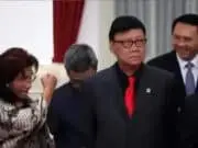 Menteri Susi Kepalkan Tangan untuk Ahok, Apa Maksudnya? Menteri Susi Kepalkan Tangan untuk Ahok, Apa Maksudnya?