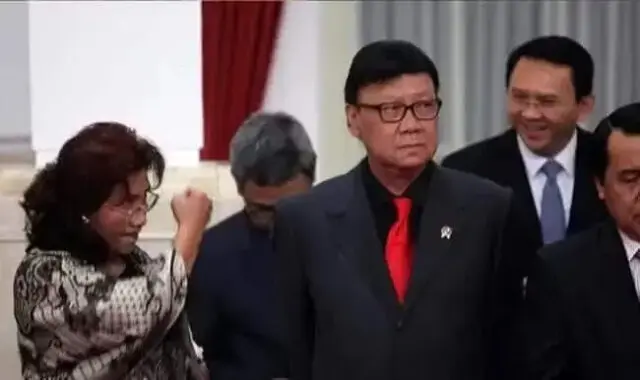Menteri Susi Kepalkan Tangan untuk Ahok, Apa Maksudnya? Menteri Susi Kepalkan Tangan untuk Ahok, Apa Maksudnya?