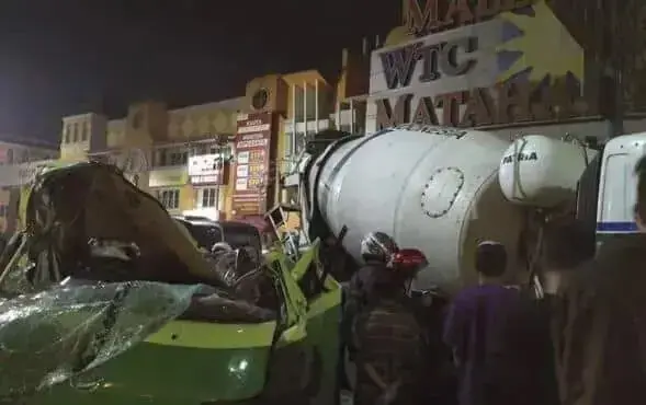 Kecelakaan Maut Angkot Versus Truk Molen di Serpong Kecelakaan Maut Angkot Versus Truk Molen di Serpong