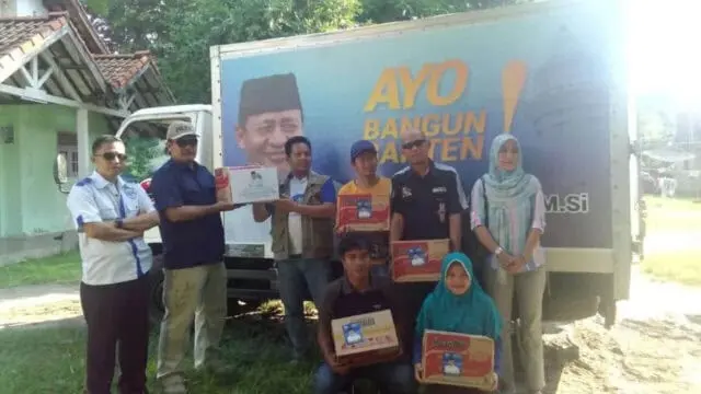 Relawan Wahidin Halim Distribusikan Bantuan untuk Korban Banjir Bandang Relawan Wahidin Halim Distribusikan Bantuan untuk Korban Banjir Bandang
