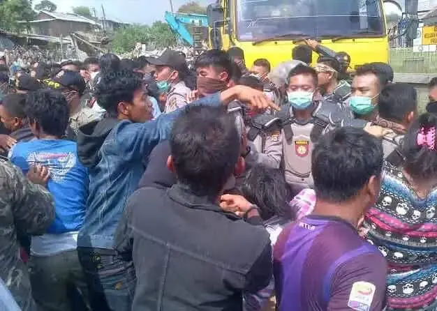 Pembongkaran Bangunan Liar di Cilegon Ricuh Pembongkaran Bangunan Liar di Cilegon Ricuh