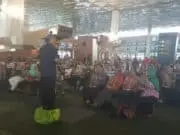 Usir Jenuh, Penumpang Terminal 3 Bandara Soekarno-Hatta Diajak Main Angklung Usir Jenuh, Penumpang Terminal 3 Bandara Soekarno-Hatta Diajak Main Angklung