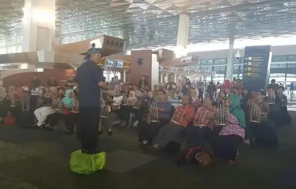 Usir Jenuh, Penumpang Terminal 3 Bandara Soekarno-Hatta Diajak Main Angklung Usir Jenuh, Penumpang Terminal 3 Bandara Soekarno-Hatta Diajak Main Angklung