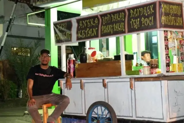 Gerobak Wali Jasun Kang Karjo Sajikan Kuliner Tradisional Khas Tangerang Gerobak Wali Jasun Kang Karjo Sajikan Kuliner Tradisional Khas Tangerang