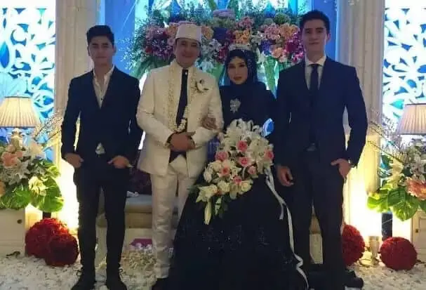 Ivan Fadilla Resmi Nikahi Sarni, Venna Melinda Tak Hadiri Pernikahannya Ivan Fadilla Resmi Nikahi Sarni, Venna Melinda Tak Hadiri Pernikahannya