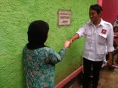 Ketua Posraya Indonesia Menyerahkan Kunci Rumah Bantuan Presiden Jokowi Ketua Posraya Indonesia Menyerahkan Kunci Rumah Bantuan Presiden Jokowi