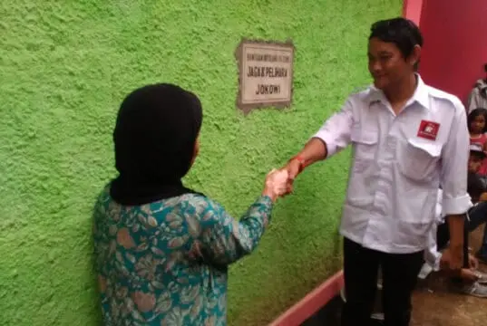Ketua Posraya Indonesia Menyerahkan Kunci Rumah Bantuan Presiden Jokowi Ketua Posraya Indonesia Menyerahkan Kunci Rumah Bantuan Presiden Jokowi