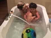 Nikita Mirzani Pamer Foto Telanjang Mandi Bareng Anak, Dikecam Netizen