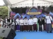 Jalan Sehat Sarungan Warnai Kegiatan Festival Al-Azhom Jalan Sehat Sarungan Warnai Kegiatan Festival Al-Azhom