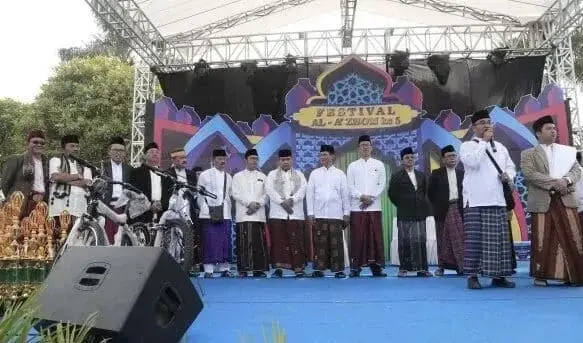 Jalan Sehat Sarungan Warnai Kegiatan Festival Al-Azhom Jalan Sehat Sarungan Warnai Kegiatan Festival Al-Azhom