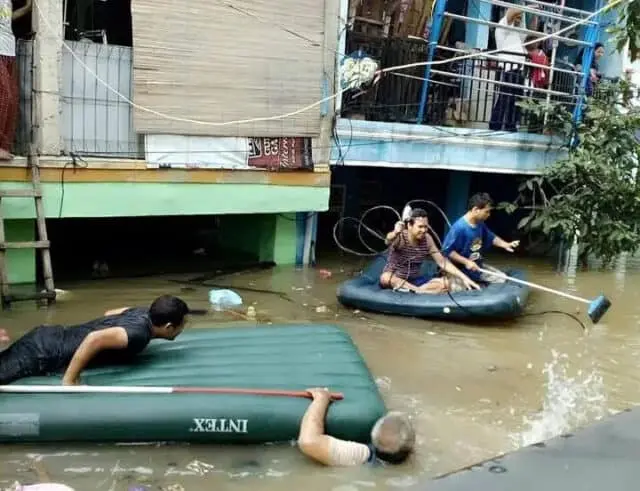 Perumahan Total Persada Banjir, Warga Mengungsi ke GOR Perumahan Total Persada Banjir, Warga Mengungsi ke GOR