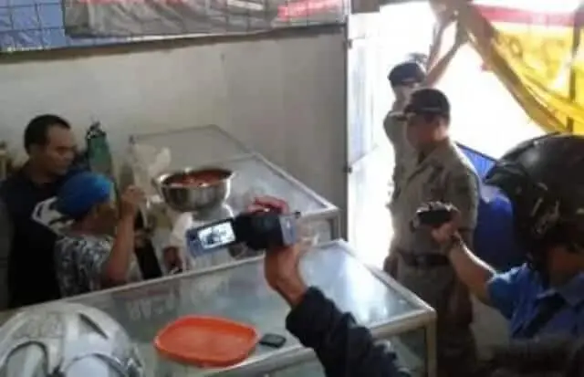Dirazia Satpol PP, Pedagang Warteg Raih Simpati Donasi Hingga 200 Juta Lebih Dirazia Satpol PP, Pedagang Warteg Raih Simpati Donasi Hingga 200 Juta Lebih