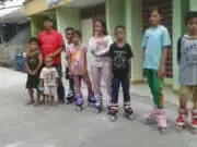 Jalan Dibeton, Warga Kampung Poris Plawad Sambut Gembira dengan Bermain Sepatu Roda dan Sepeda Jalan Dibeton, Warga Kampung Poris Plawad Sambut Gembira dengan Bermain Sepatu Roda dan Sepeda