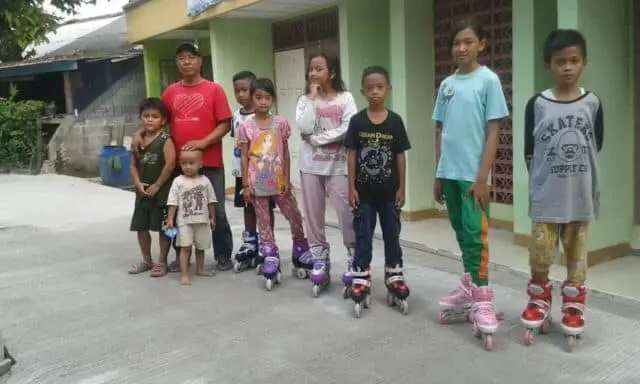 Jalan Dibeton, Warga Kampung Poris Plawad Sambut Gembira dengan Bermain Sepatu Roda dan Sepeda Jalan Dibeton, Warga Kampung Poris Plawad Sambut Gembira dengan Bermain Sepatu Roda dan Sepeda