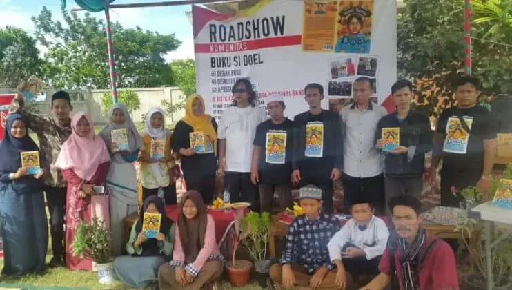 Rano Karno Jalin Keakraban Bersama Komunitas Buku Si Doel