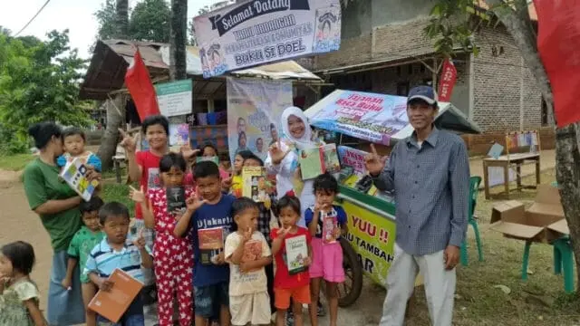 Jajanan Baca Buku Gratis, Gerobak Pintar Pak Bahri untuk Warga