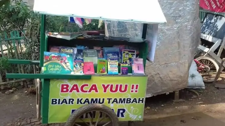 Jajanan Baca Buku Gratis, Gerobak Pintar Pak Bahri untuk Warga
