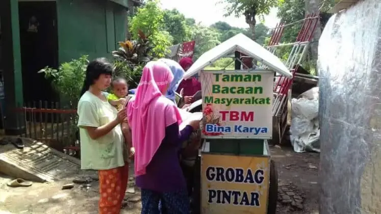 Jajanan Baca Buku Gratis, Gerobak Pintar Pak Bahri untuk Warga