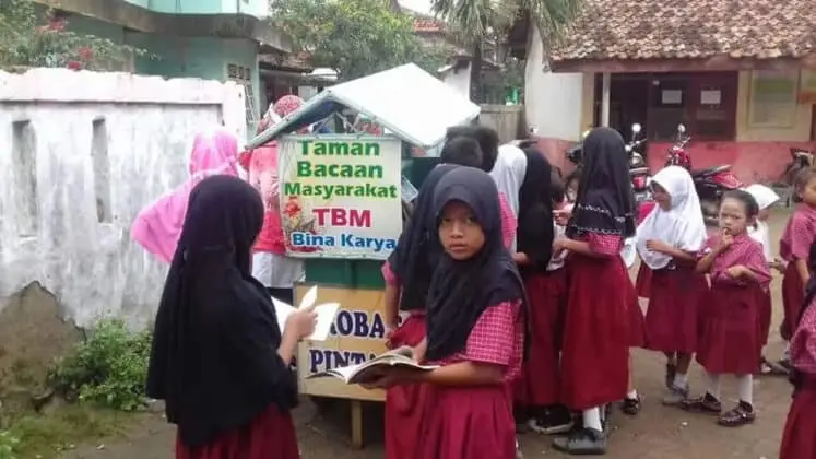 Jajanan Baca Buku Gratis, Gerobak Pintar Pak Bahri untuk Warga
